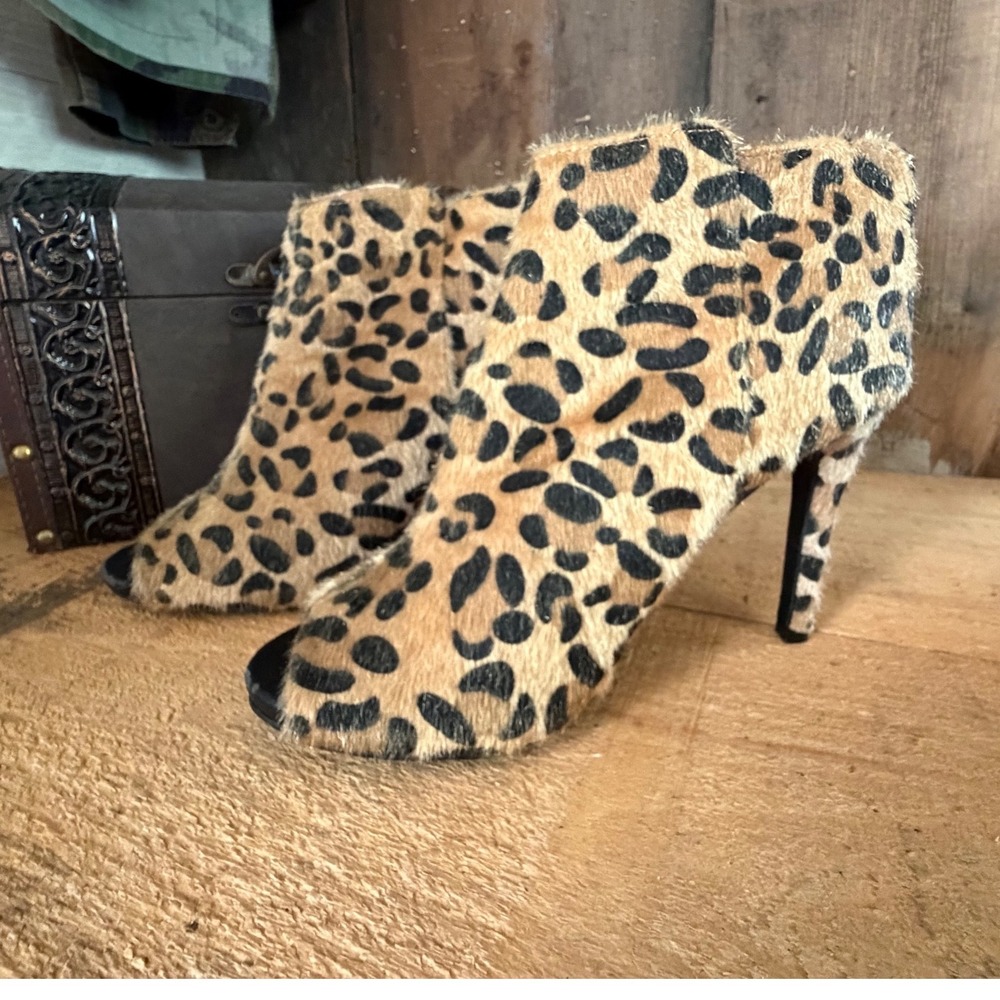 Qupid Faux Poney Hair Leopard Print Peep Toe Ankle Booties 9 Stiletto Heels Glam